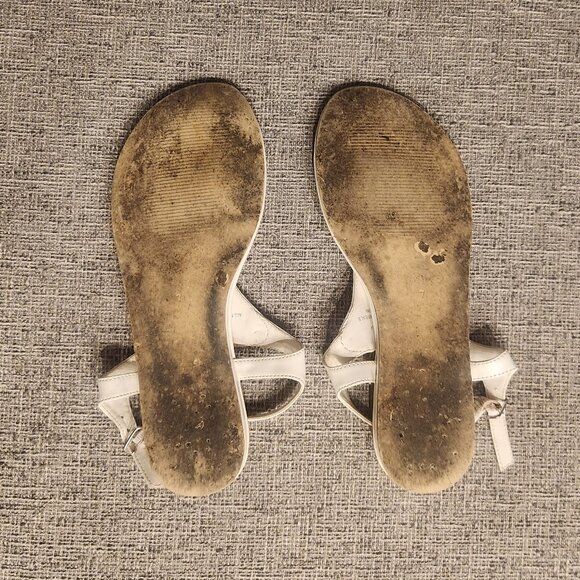 Ladies size 7 Guess slippers - Picture 4 of 6